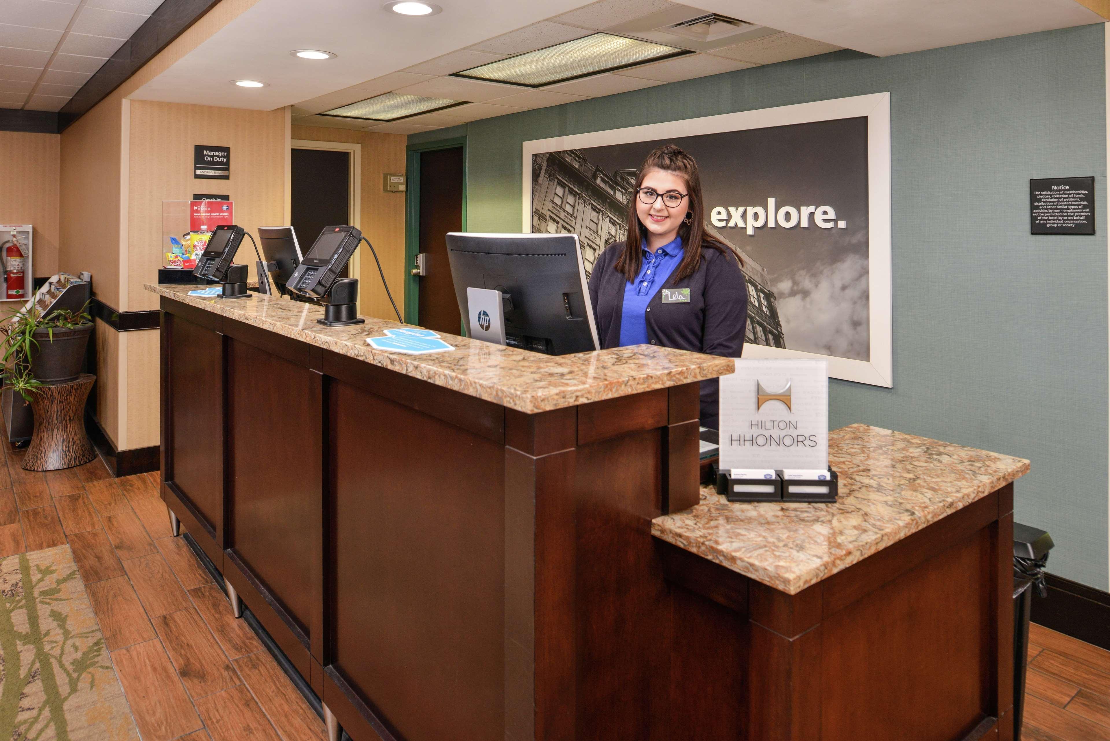 Hampton Inn Staunton Eksteriør bilde