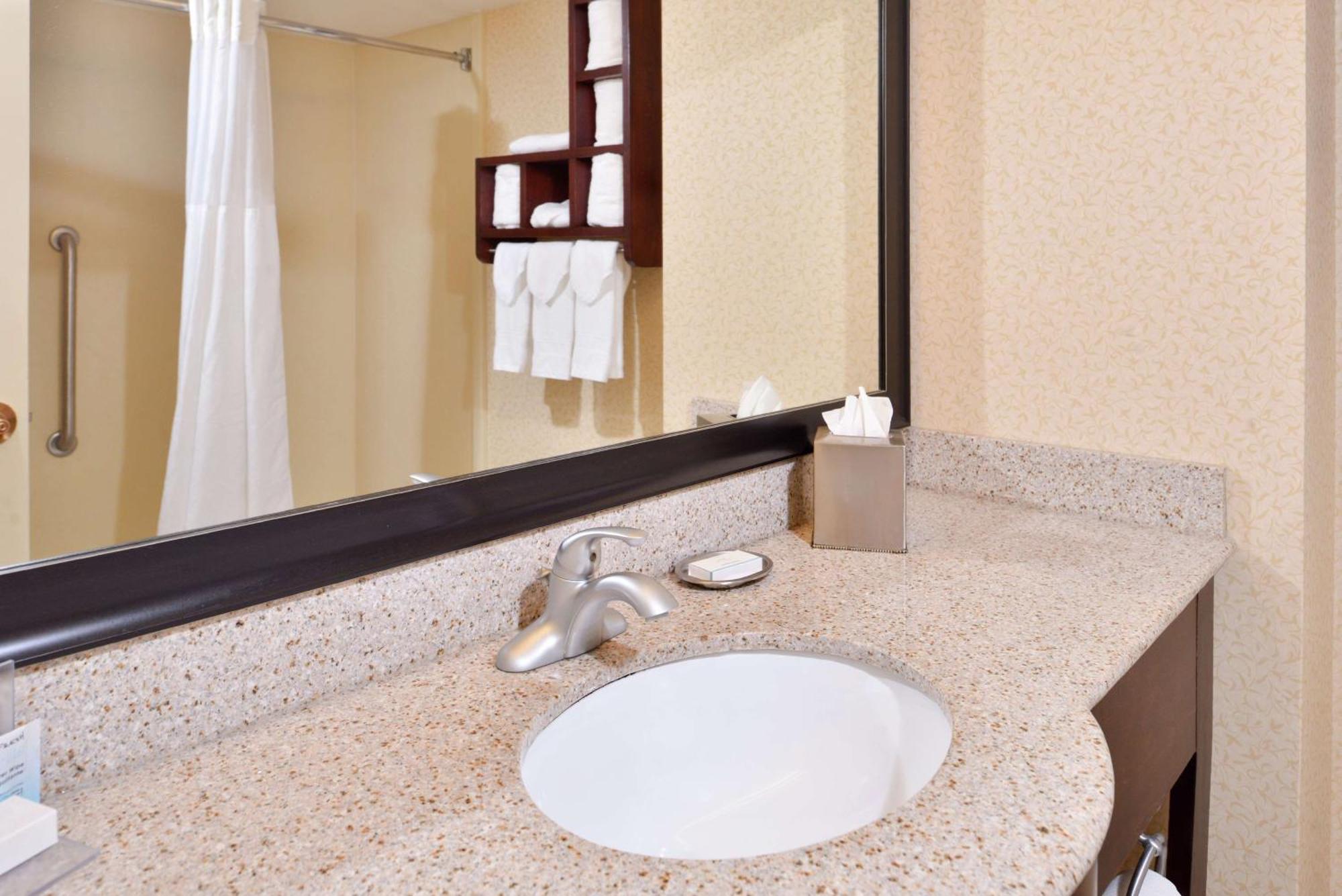 Hampton Inn Staunton Eksteriør bilde